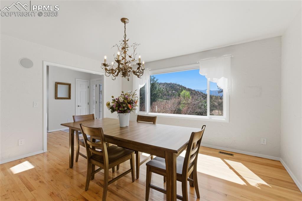 Image 18 of 48: Dining Area