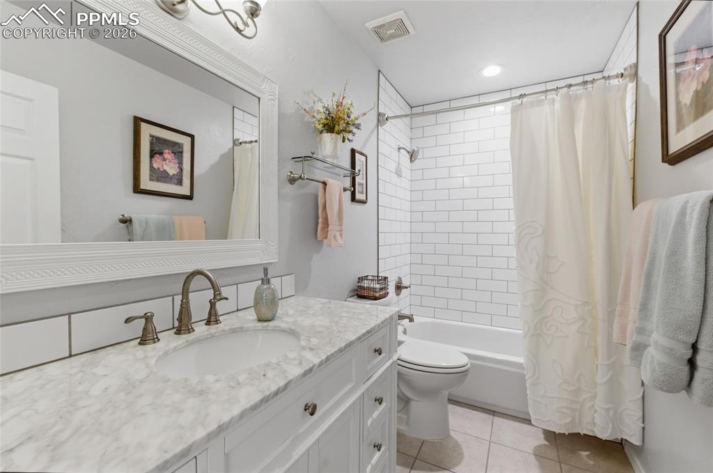 Image 28 of 48: Bathroom