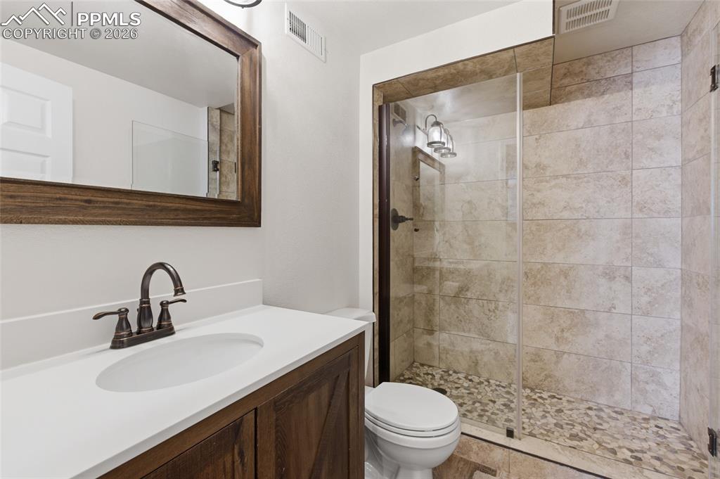 Image 36 of 48: Bathroom