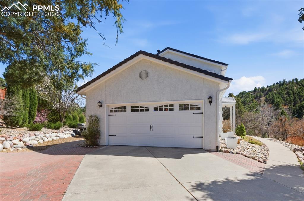 Image 42 of 48: Garage