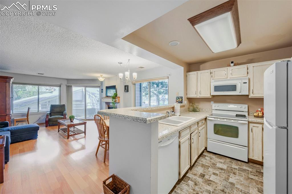 Image 11 of 29: Kitchen