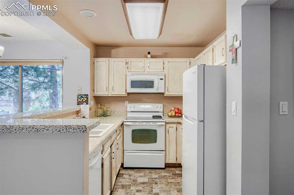 Image 13 of 29: Kitchen