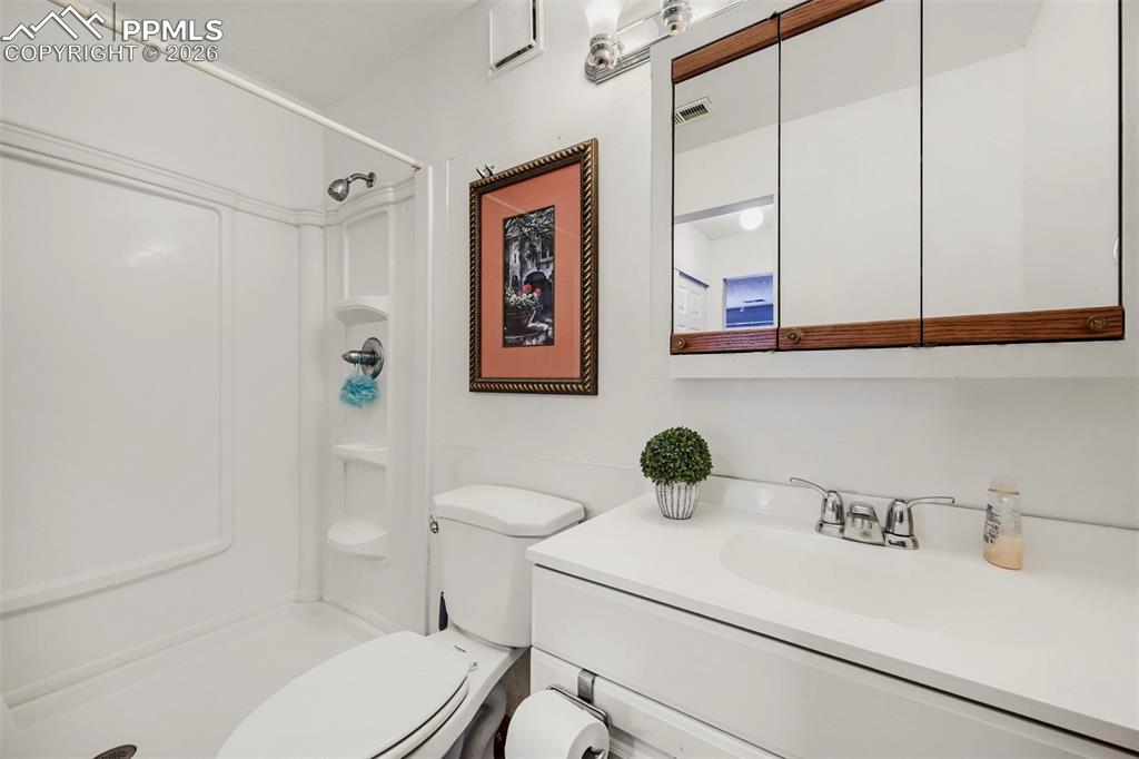 Image 18 of 29: Bathroom