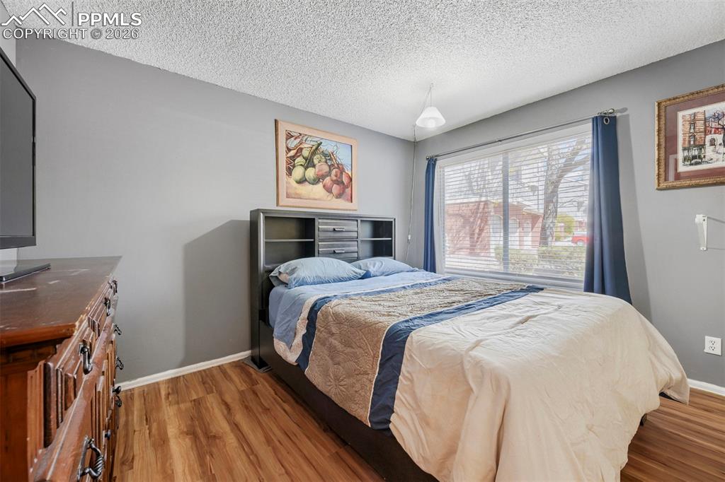 Image 22 of 29: Bedroom