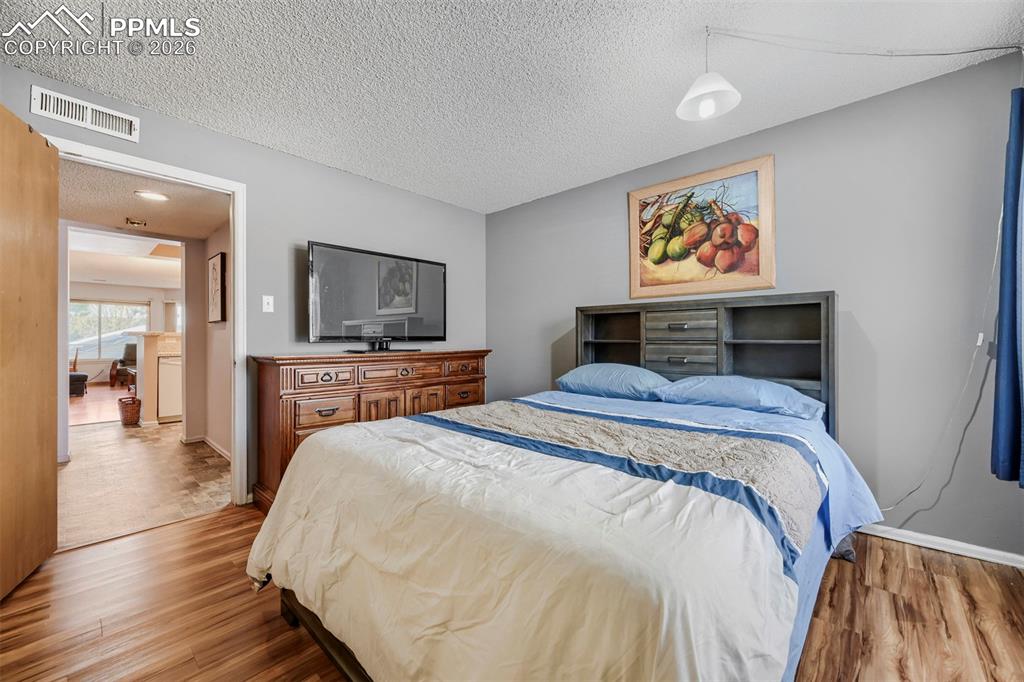 Image 23 of 29: Bedroom