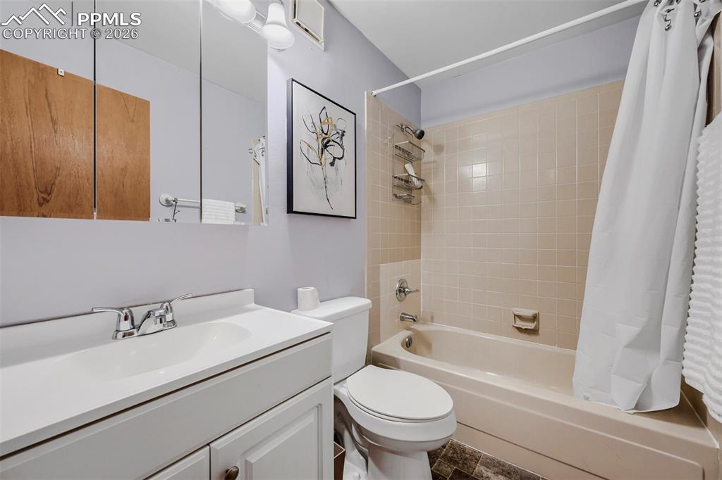 Image 25 of 29: Bathroom