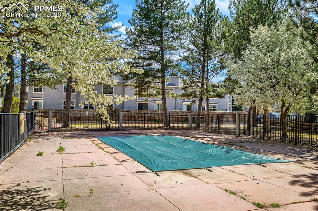 Image 28 of 29: Pool