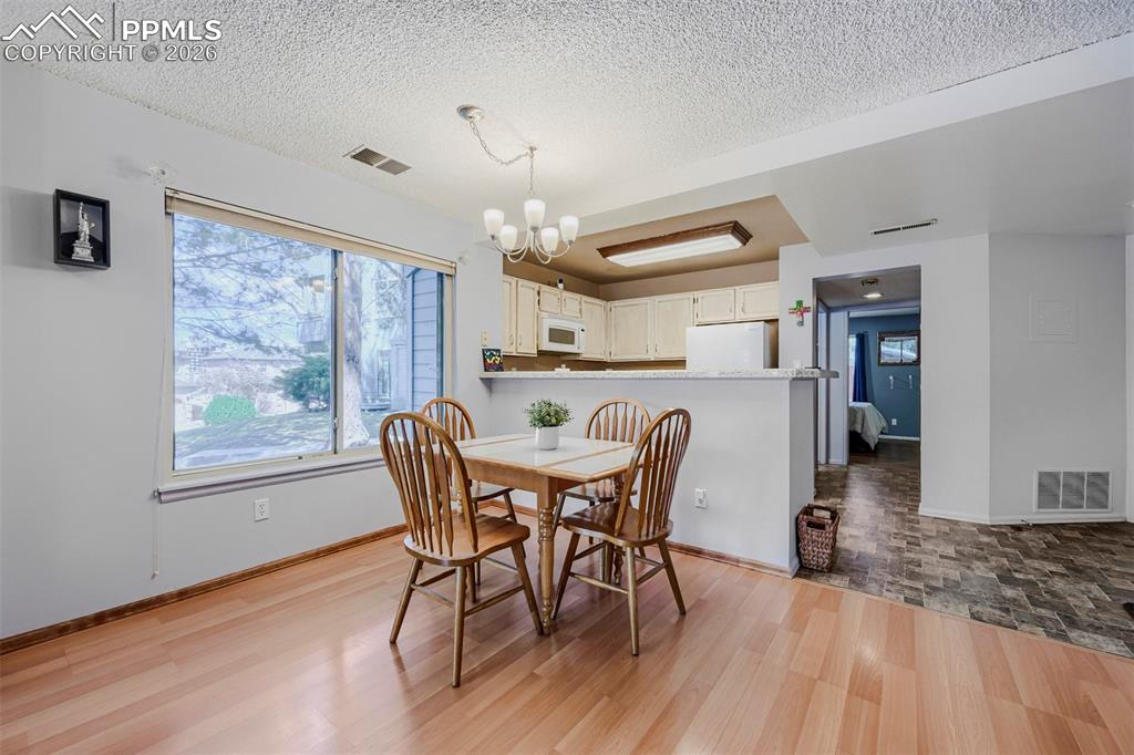 Image 8 of 29: Dining Area