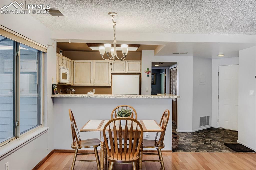 Image 9 of 29: Dining Area