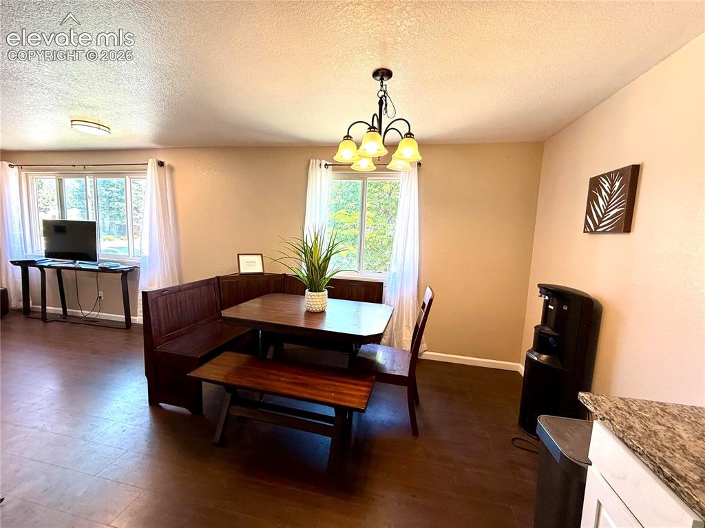 Image 10 of 30: Dining Area