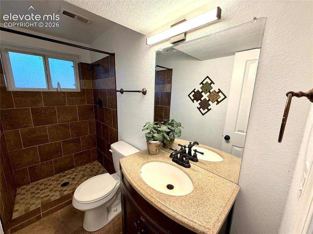 Image 19 of 30: Lowere level 3/4 bath