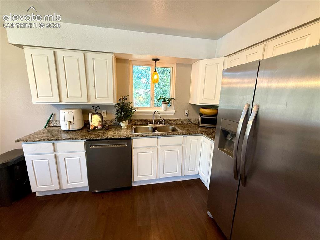 Image 8 of 30: Kitchen