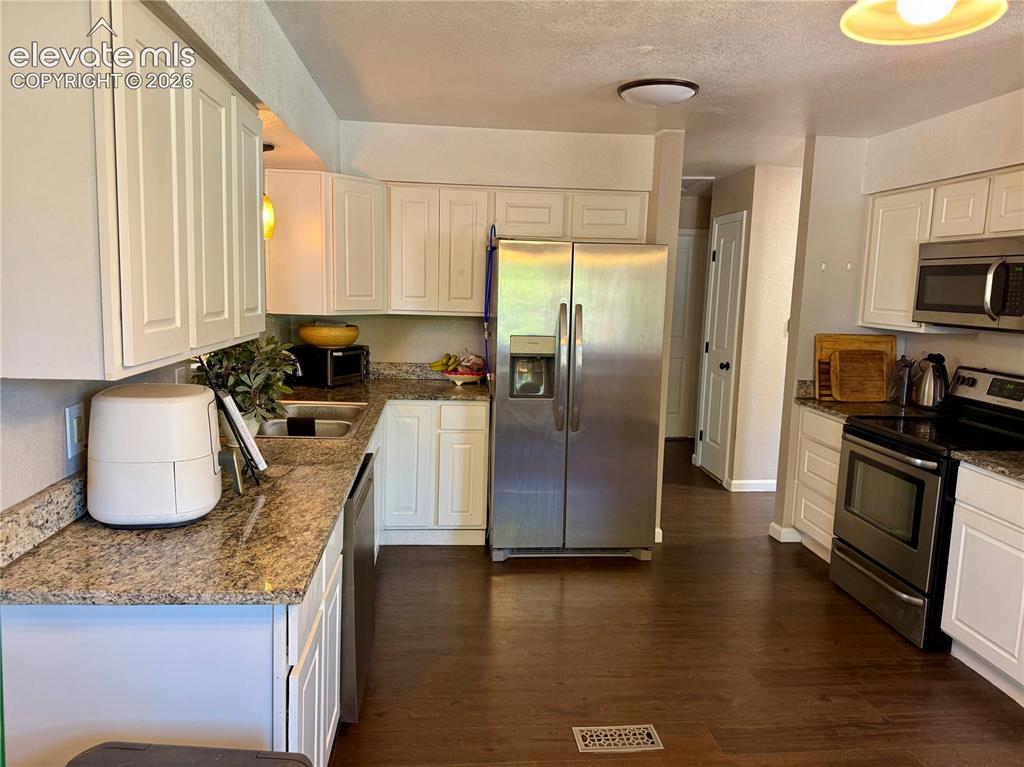 Image 9 of 30: Kitchen