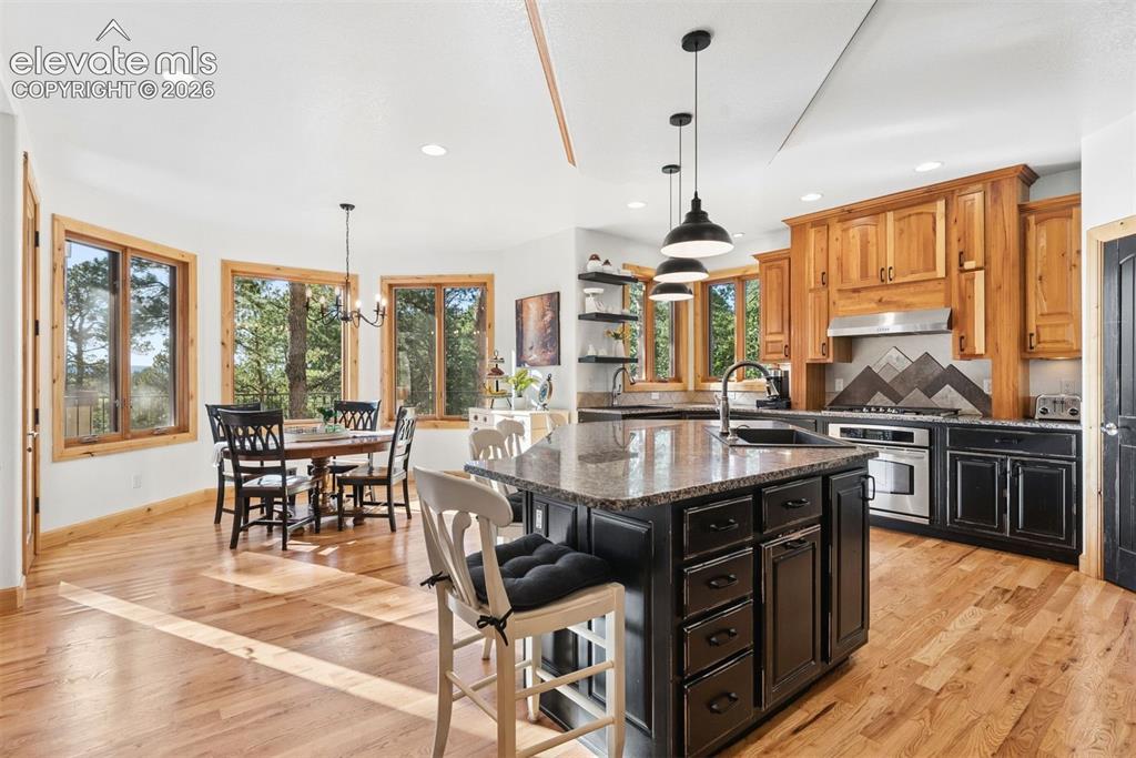 Image 15 of 50: Kitchen