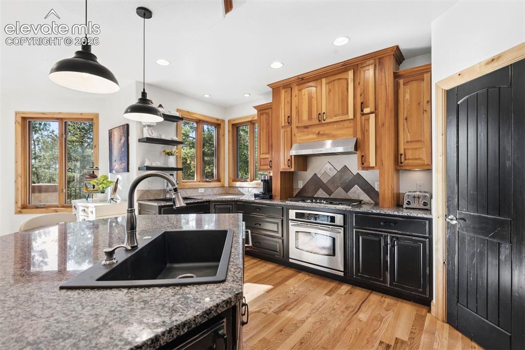 Image 18 of 50: Kitchen