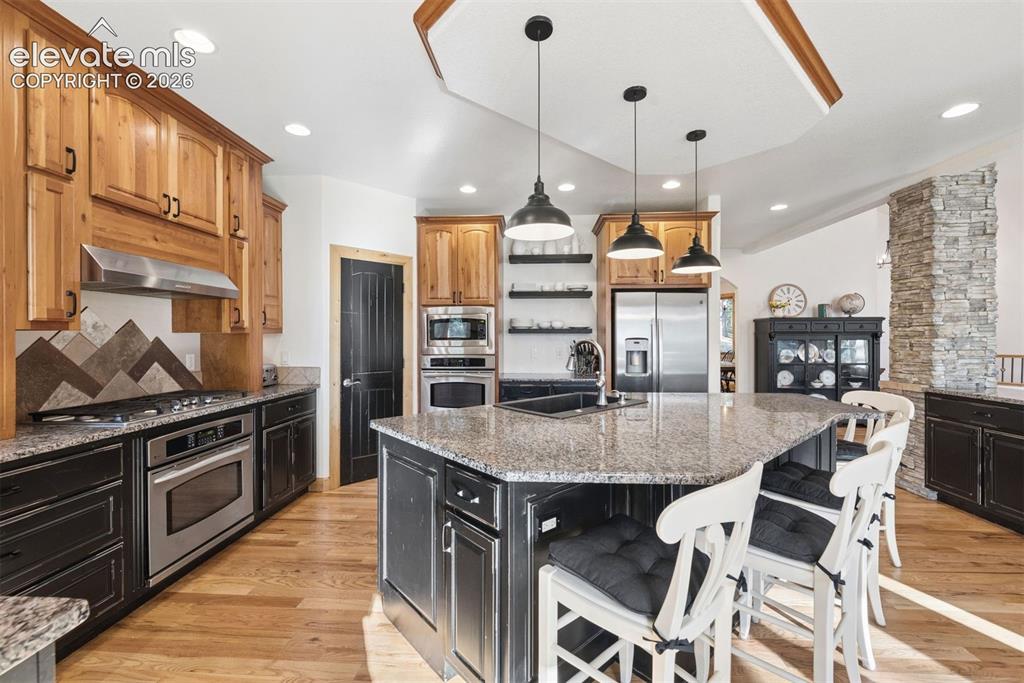 Image 19 of 50: Kitchen