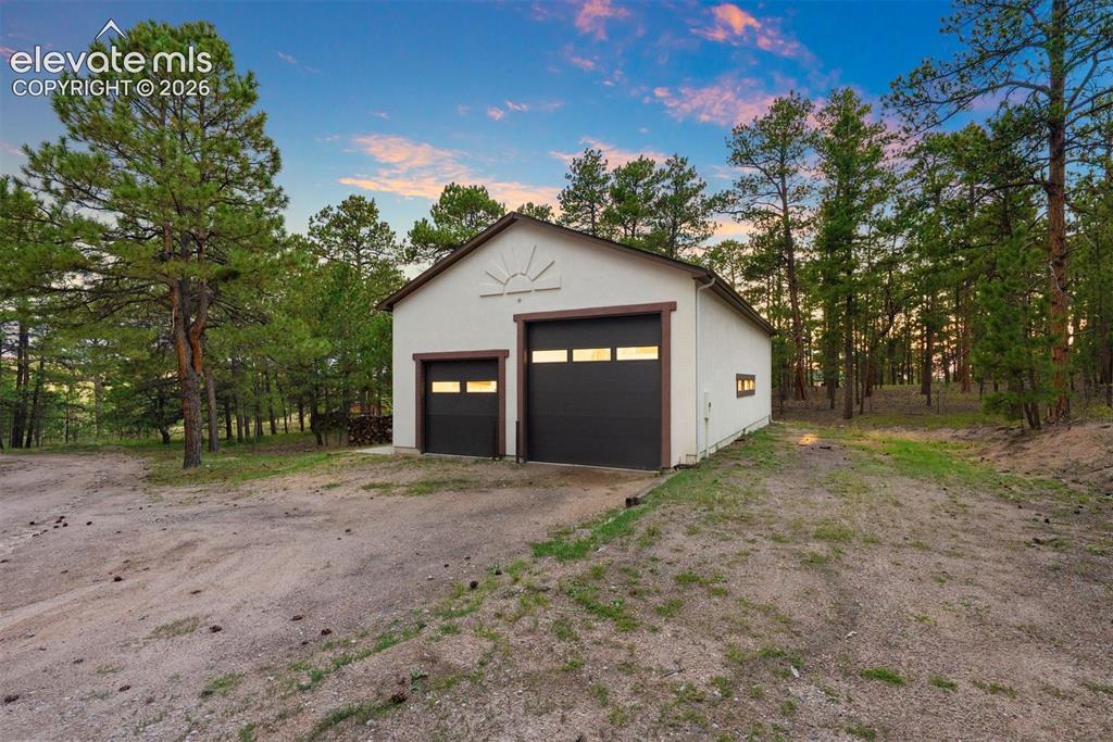 Image 44 of 50: Garage