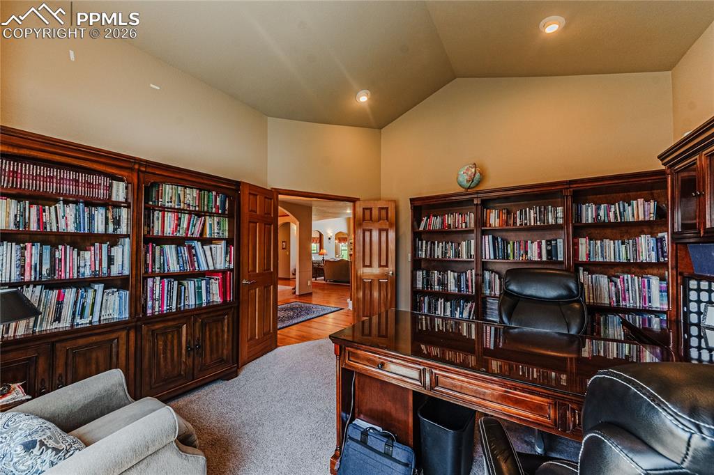 Image 17 of 50: Office