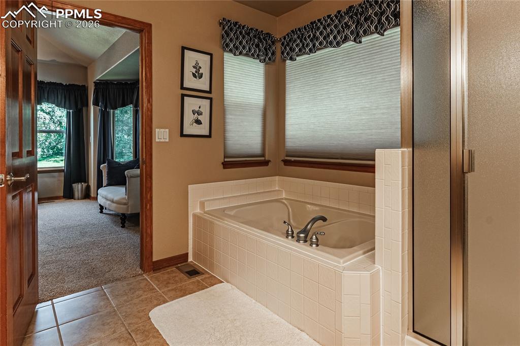 Image 22 of 50: Bathroom