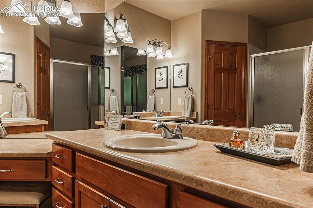 Image 23 of 50: Bathroom