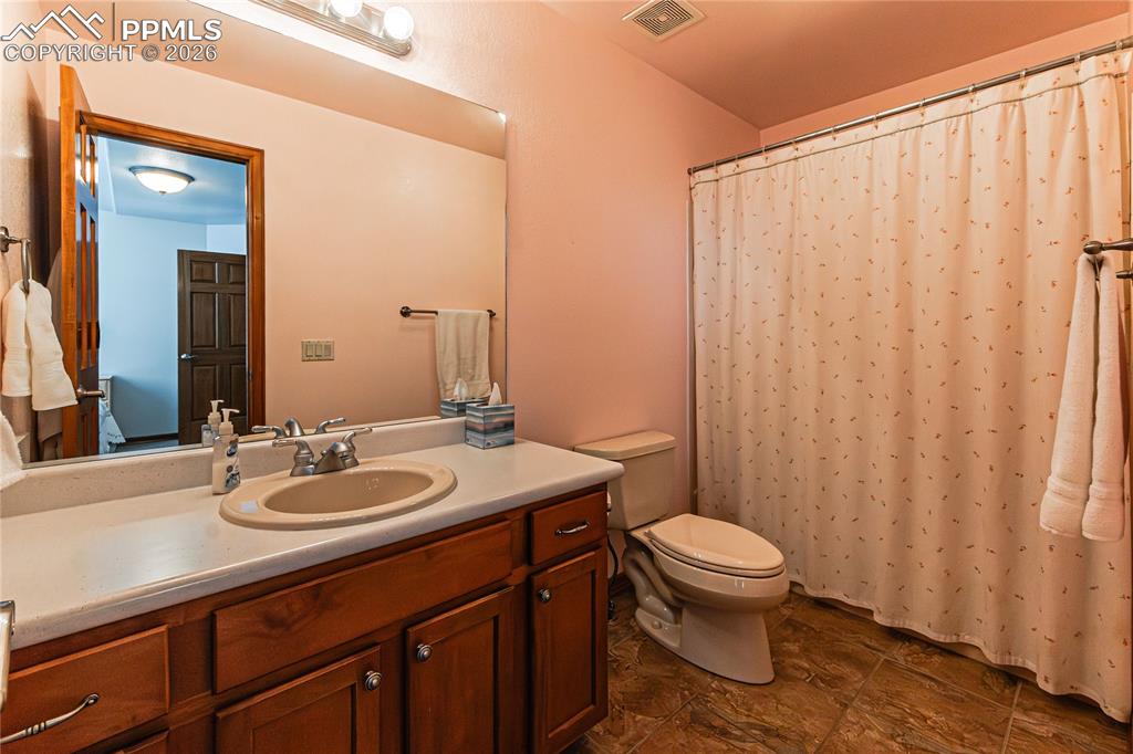 Image 26 of 50: Bathroom