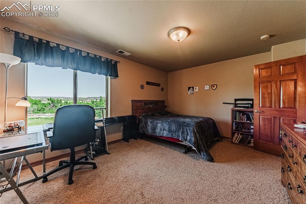 Image 28 of 50: Bedroom