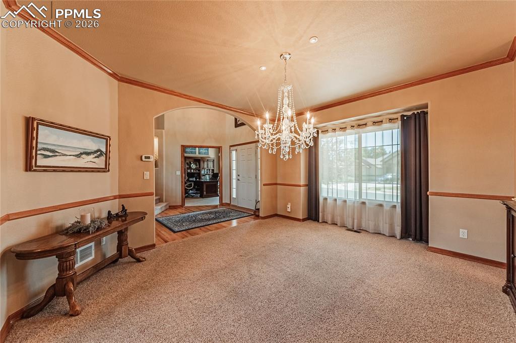 Image 32 of 50: Dining Area