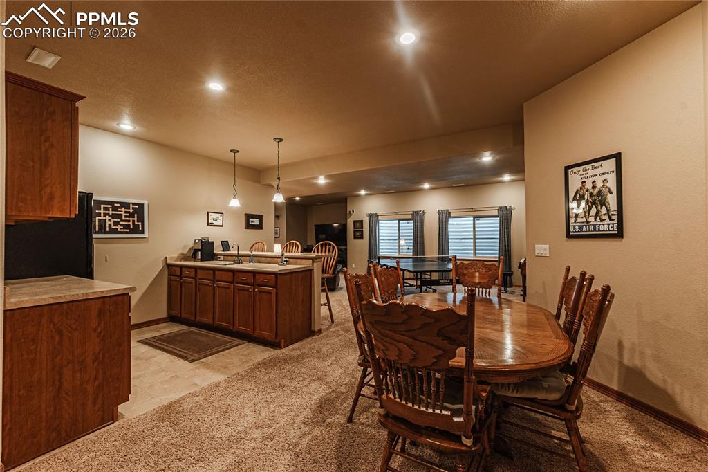 Image 36 of 50: Wet Bar