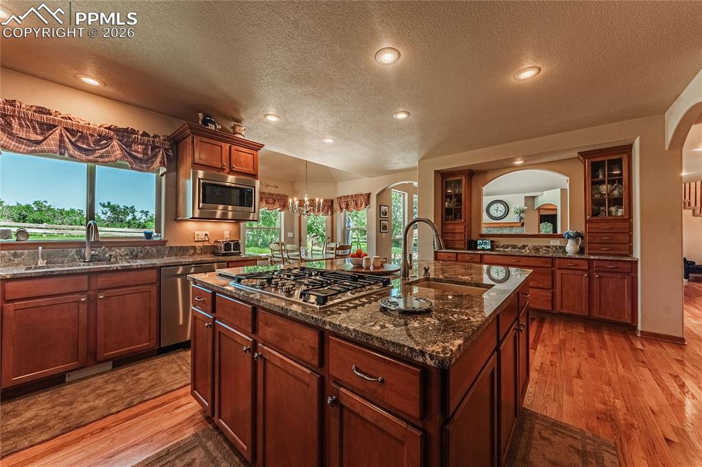 Image 4 of 50: Kitchen