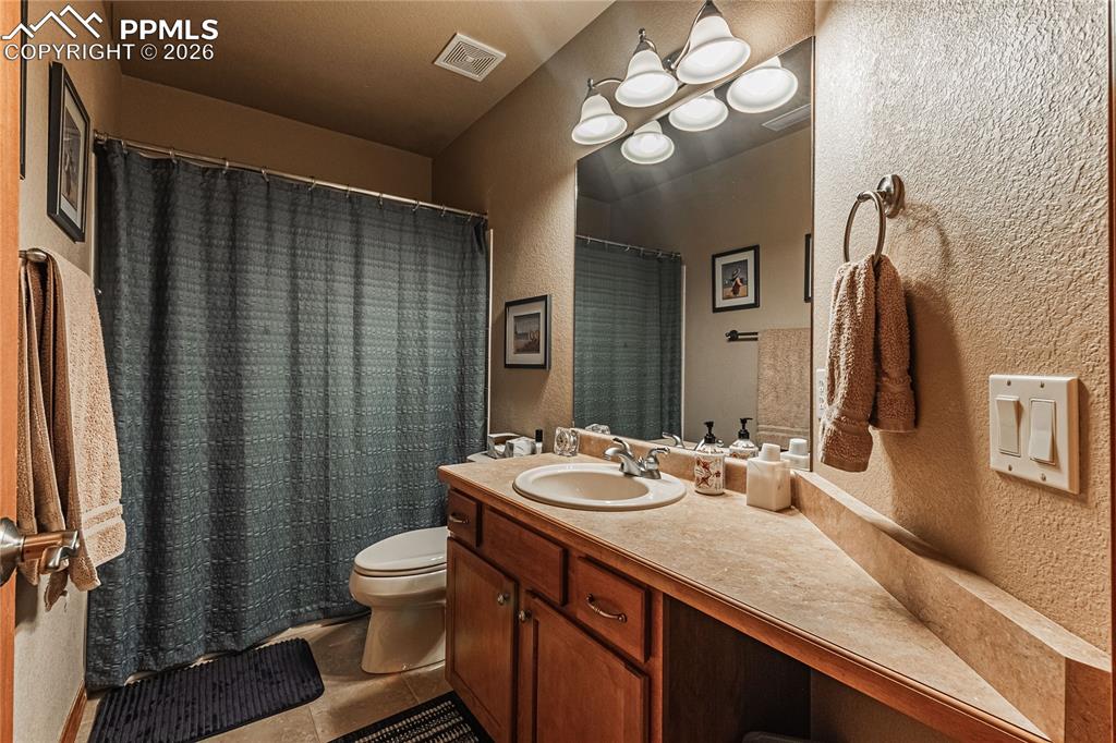 Image 45 of 50: Bathroom