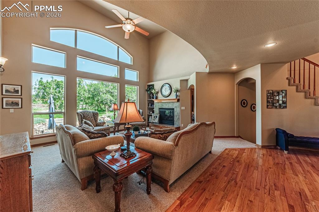 Image 5 of 50: Living Room