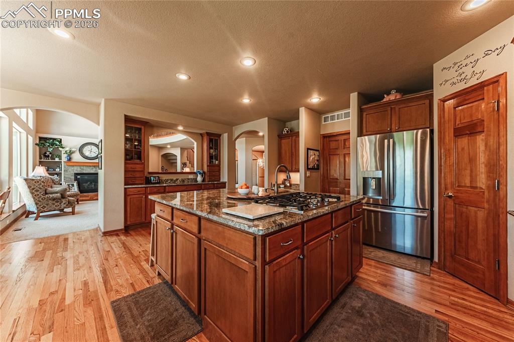 Image 6 of 50: Kitchen