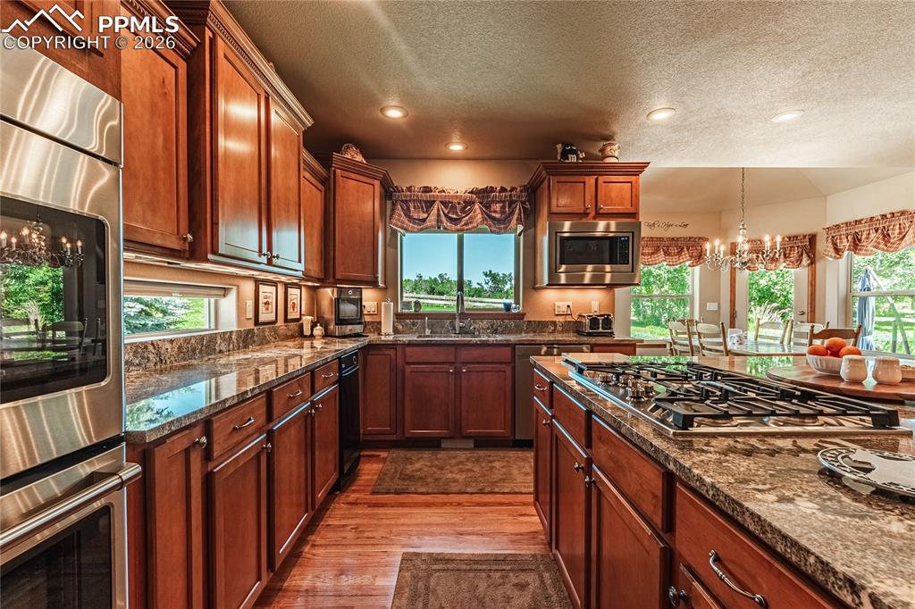 Image 7 of 50: Kitchen