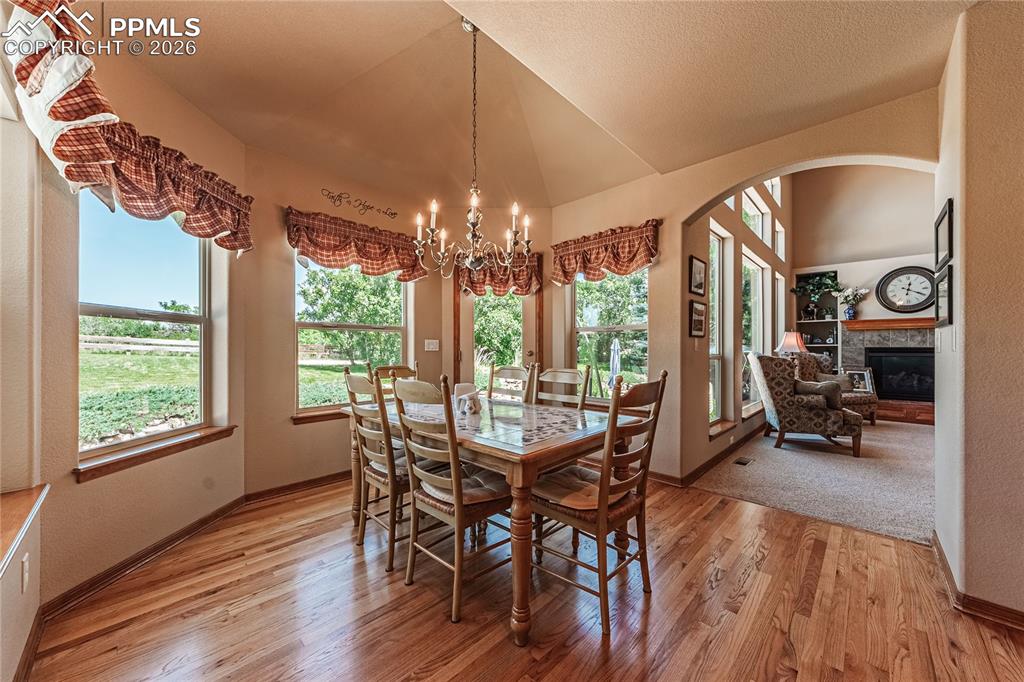 Image 9 of 50: Dining Area