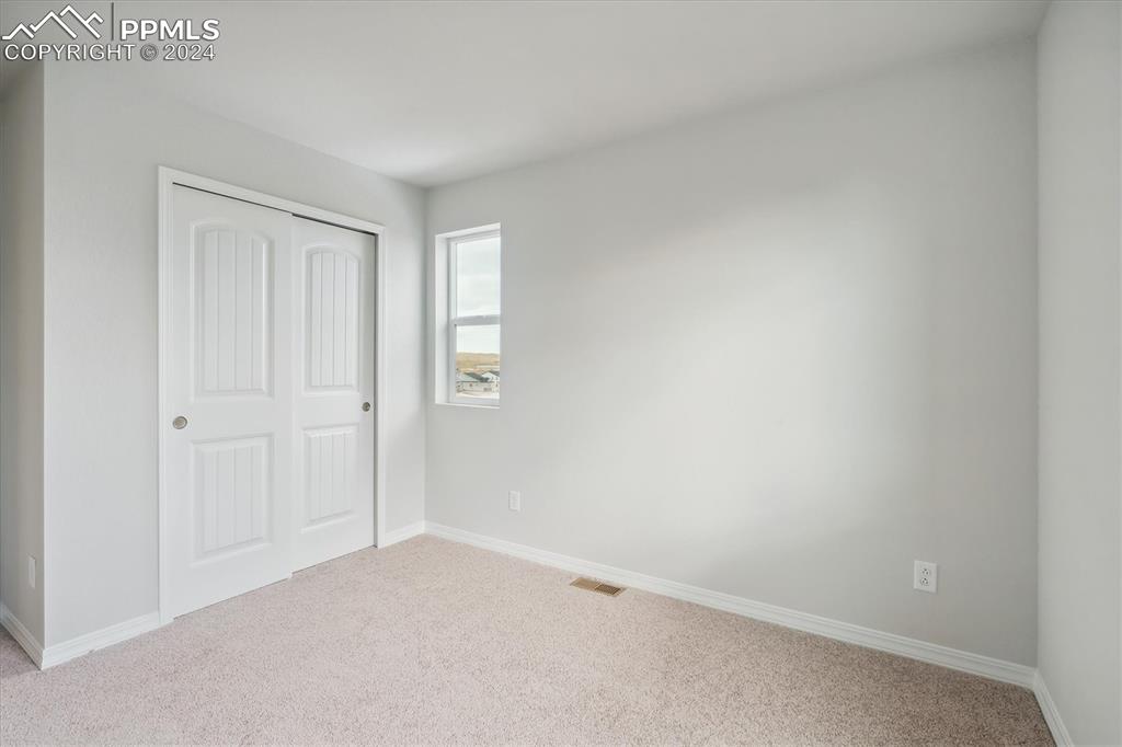 Image 14 of 23: Bedroom