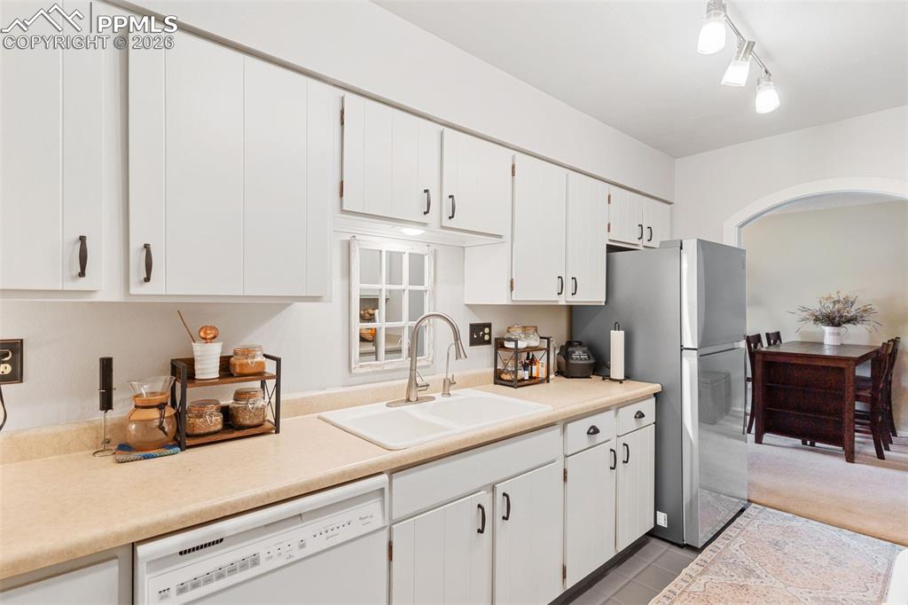 Image 11 of 32: Kitchen