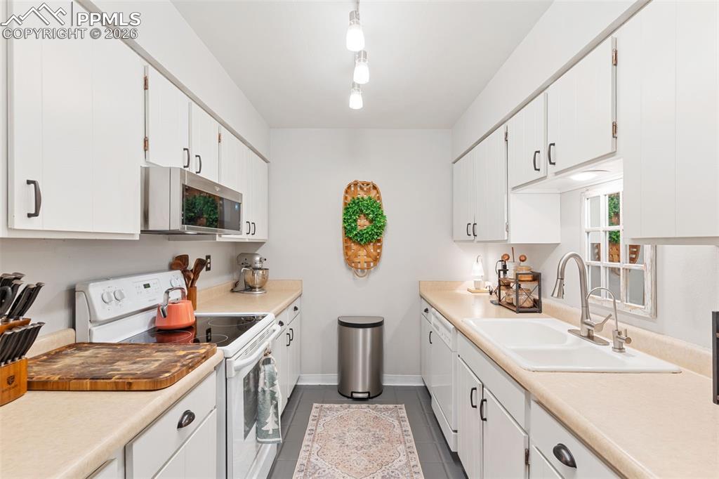 Image 12 of 32: Kitchen