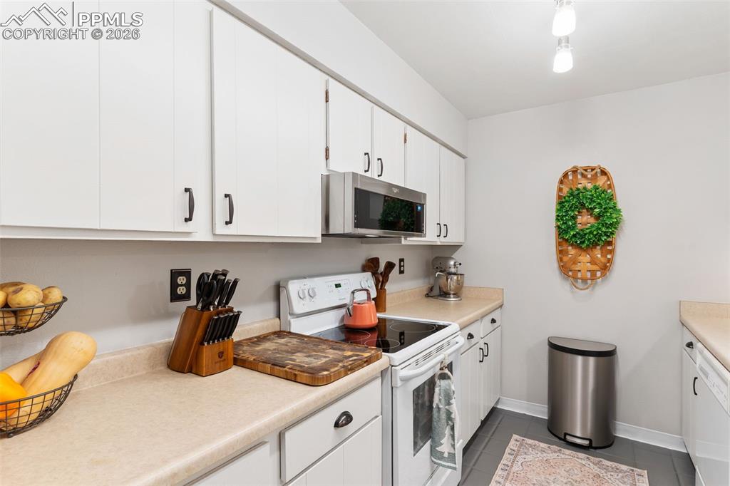 Image 13 of 32: Kitchen