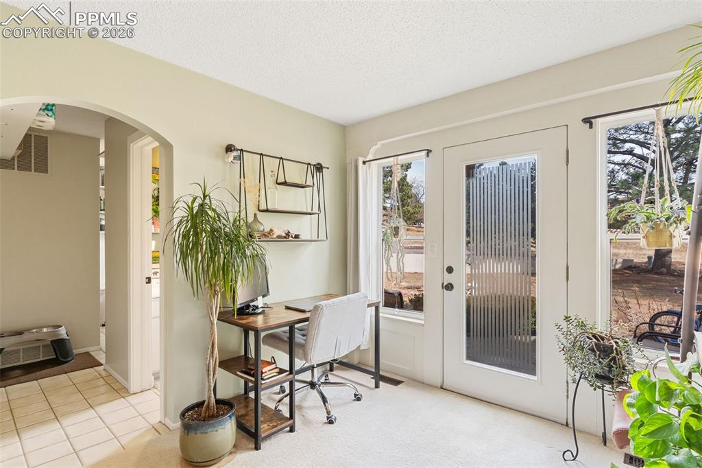 Image 16 of 32: Entry