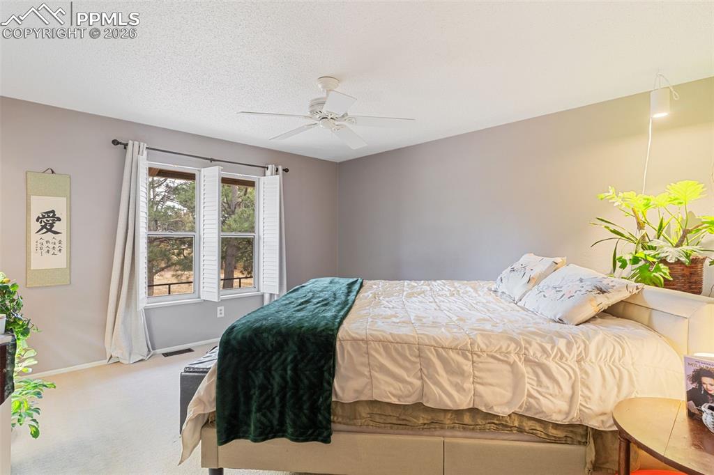 Image 19 of 32: Bedroom