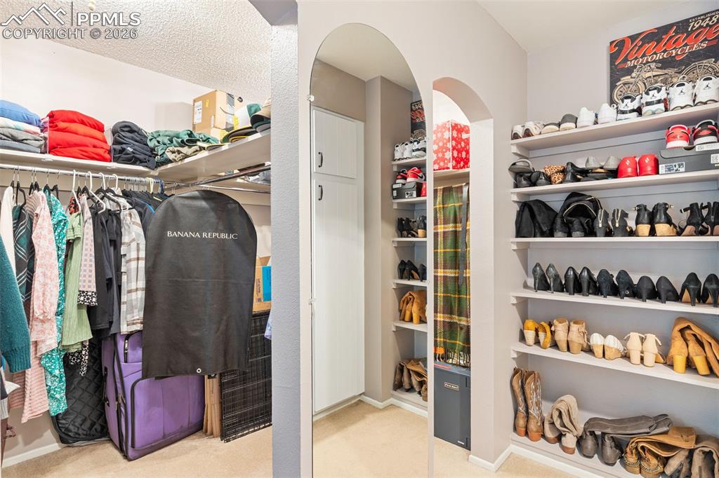 Image 20 of 32: Closet