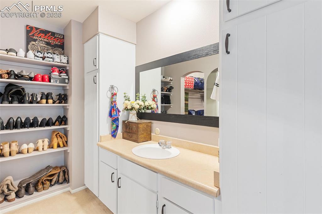 Image 21 of 32: Bathroom