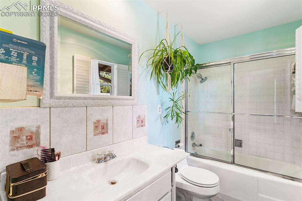 Image 23 of 32: Bathroom