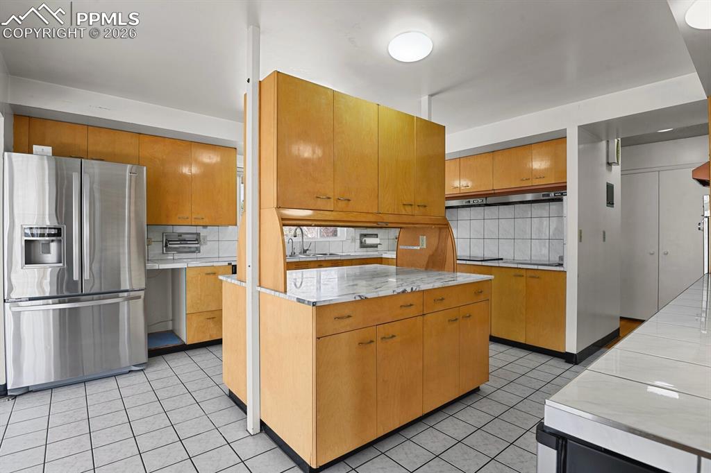 Image 10 of 49: Kitchen