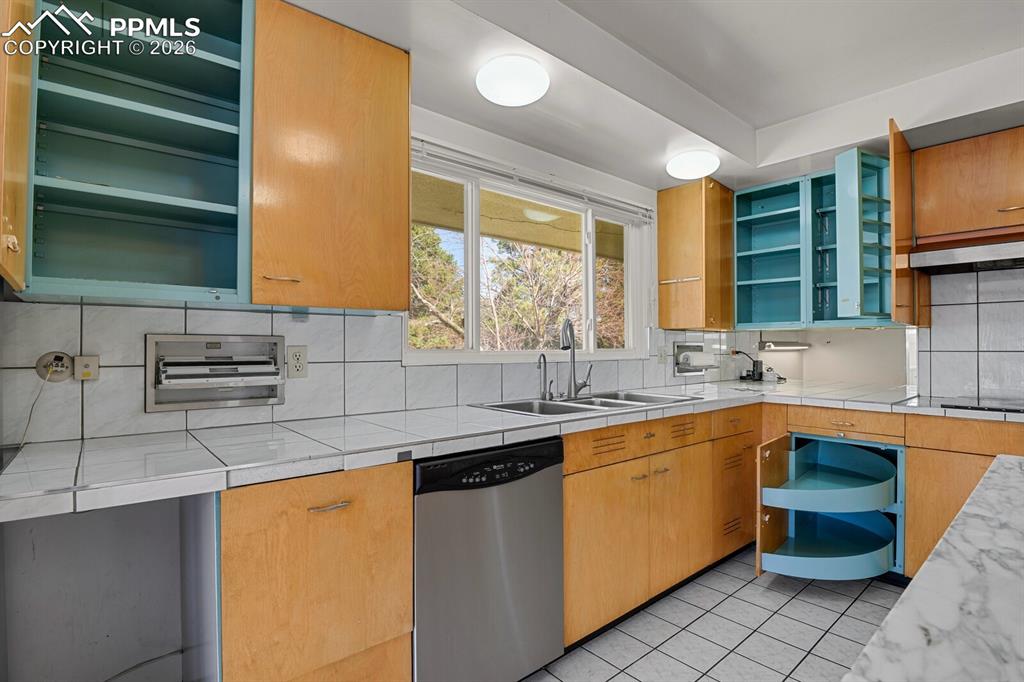 Image 11 of 49: Iconic MCM St. Charles Custom Kitchen w/steel interiors