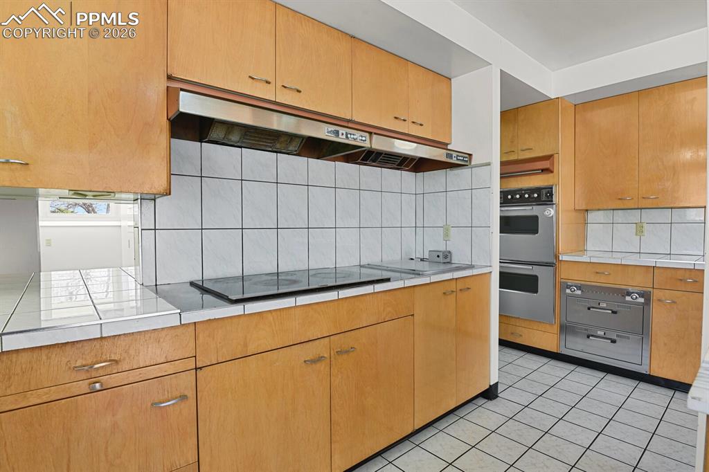 Image 12 of 49: Kitchen