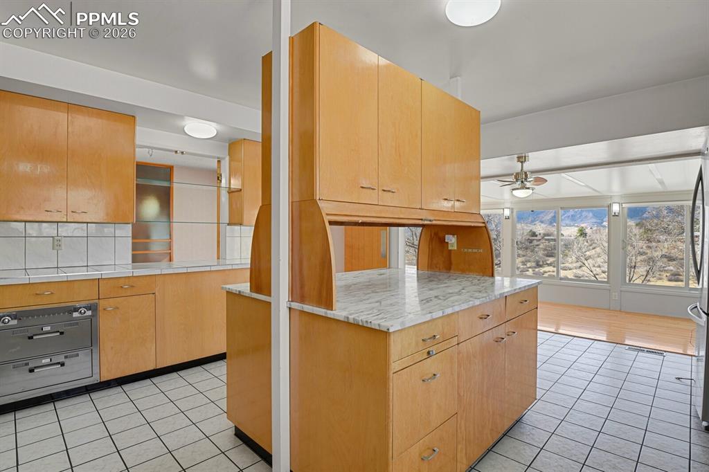 Image 13 of 49: Kitchen