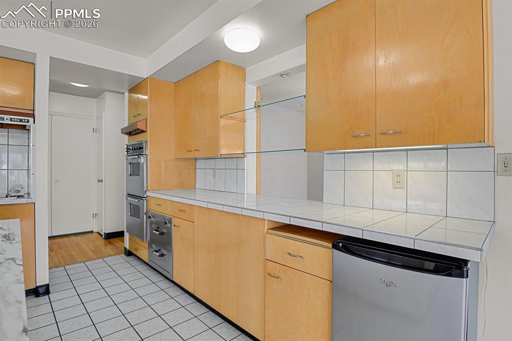 Image 14 of 49: Kitchen