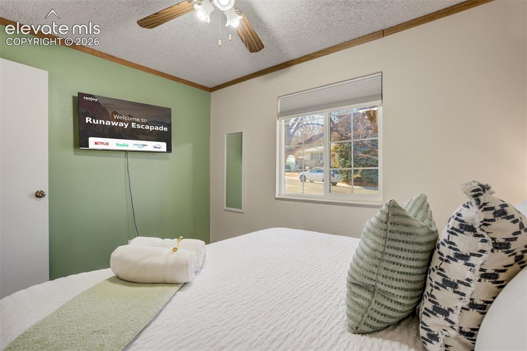 Image 15 of 50: Ceiling fan with light fixture