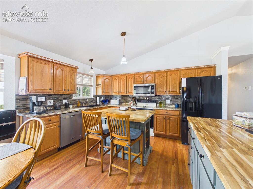 Image 10 of 37: Kitchen